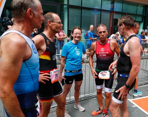 Wettkampfanalyse unmittelbar nach dem Zieleinlauf: (von links) Erk Heinßen, deutscher Vizemeister AK 60, Christhard Henning, Bronze AK 60, Frau von Ralf Laermann, Ralf Laermann, deutscher Meister AK 65. (Foto: DTU/Jan Rockahr)