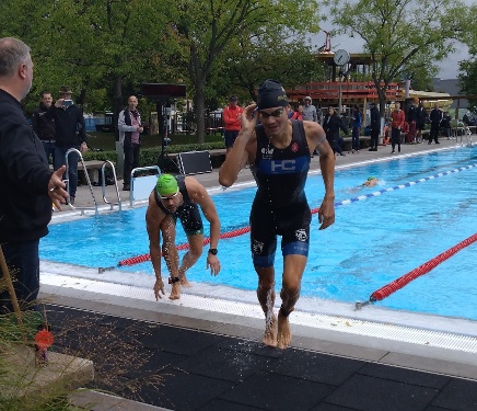 Jakob Heeß vom VfL Waiblingen, Sieger über die Kurzdistanz, beim Schwimmausstieg. (Foto: Peter Mayerlen)