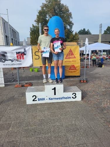 Tabea und Jakob freuen sich über ihren Doppelsieg in Kornwestheim.