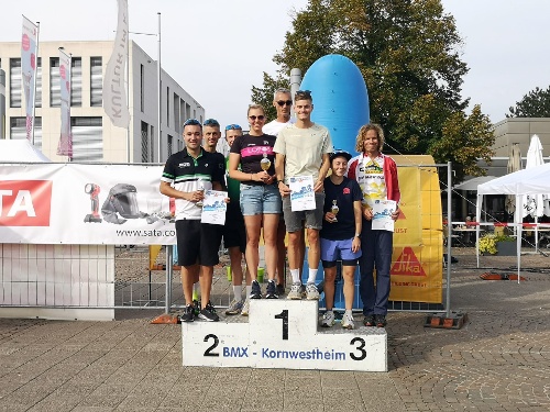 Mannschaftssiegerehrung in Kornwestheim: auf Platz 1 der VfL mit Jakob, Tabea und Achim.