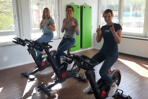 Da die Versammlung im neuen Gruppenraum stattfand, in dem auch drei der neuenn CSG-Bikes standen, nutzten Marisa, Sandra und Lilly die Versammlung zu einer kleinen Trainingseinheit ;-) (Foto: Peter Mayerlen)