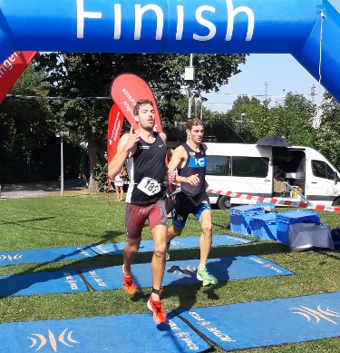 Jakob Heeß (rechts) ließ sich vom deutschen Spitzenläufer und Sieger des Wunnebad Swim&Run, Jens Mergenthaler (SV Winnenden) mitziehen und belegte am Ende Rang elf. (Foto: Peter Mayerlen)