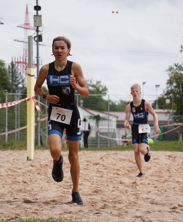 Die VfL-Nachwuchstrias Tim (vorn) und Marvin auf der Laufstrecke beim Wunnebad Swim&Run. (Foto: Julika Lämmle)